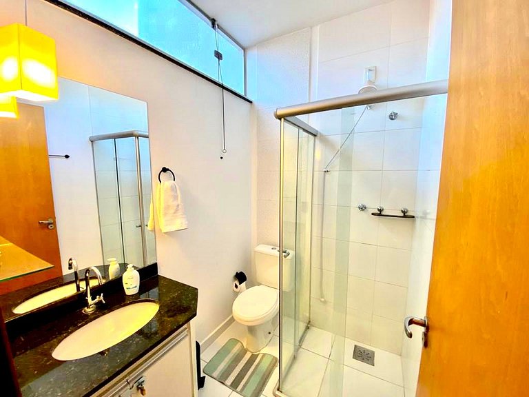 Apartamento novo, completo e bem localizado.
