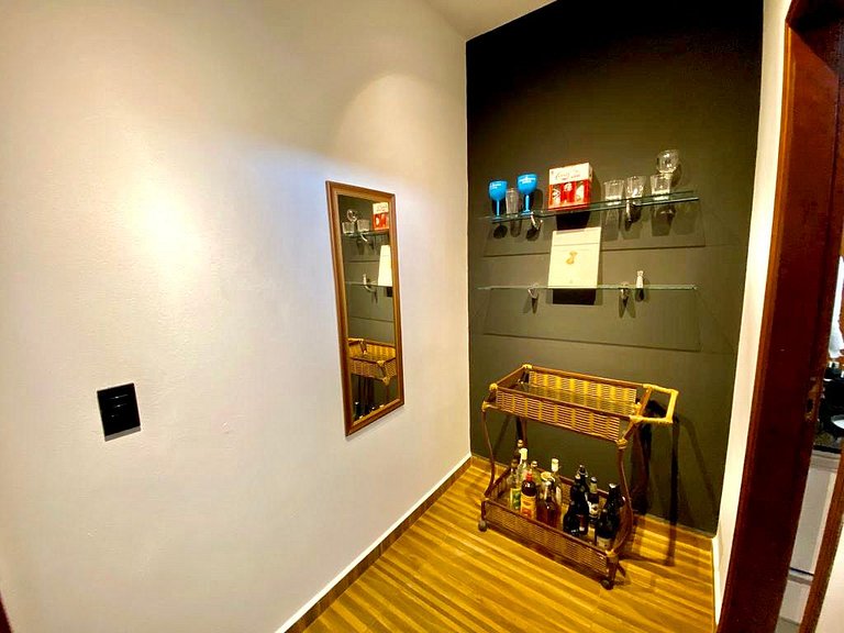 Apartamento novo, completo e bem localizado.
