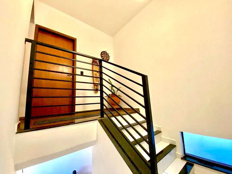Apartamento novo, completo e bem localizado.