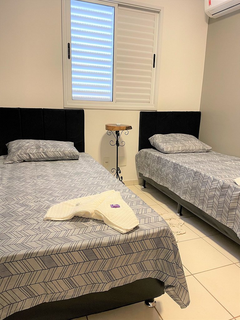 Apto com suíte próx shopping AC + WIFI +Tv SMART