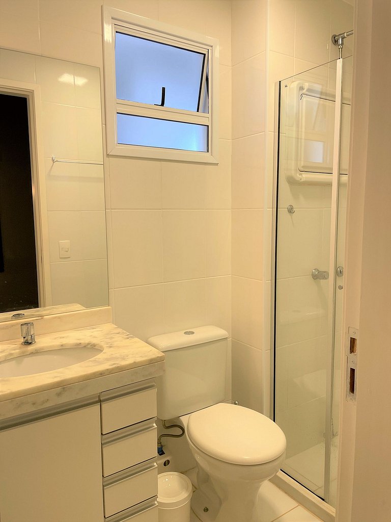 Apt con suite cerca de compras AC + WIFI +Tv SMART