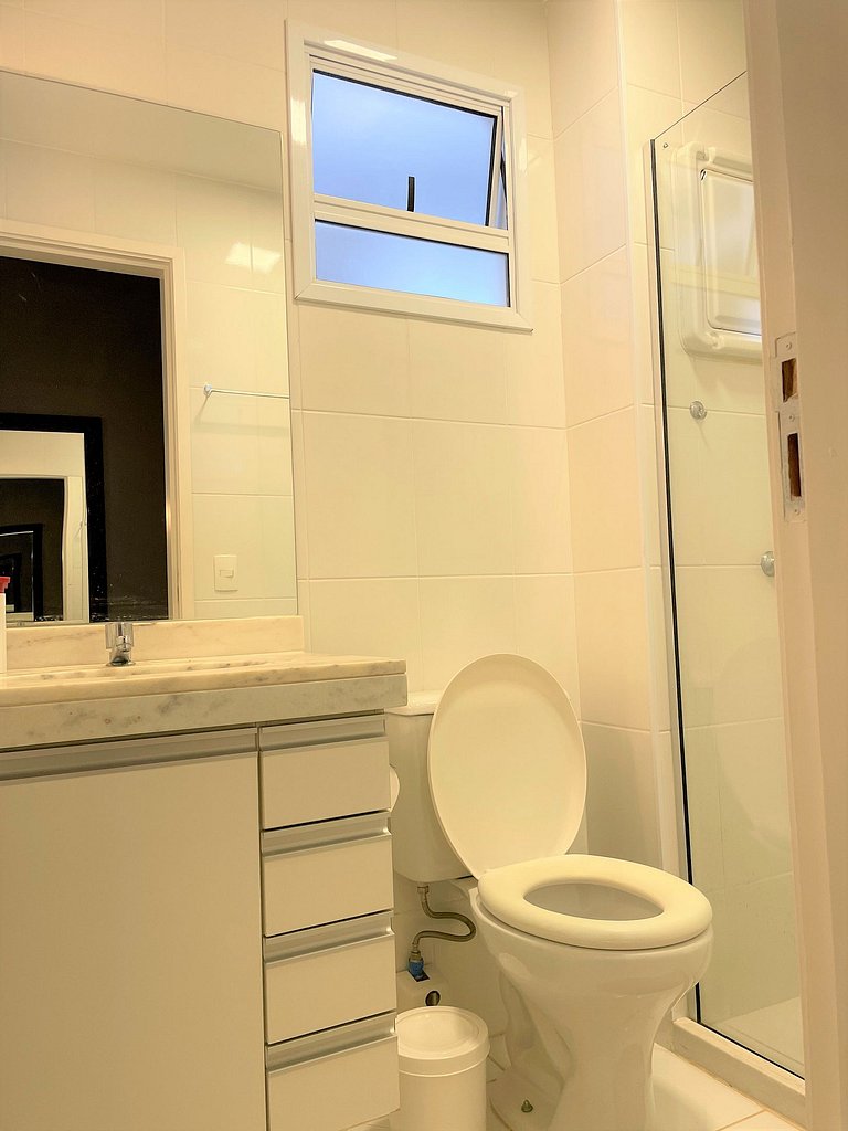 Apt con suite cerca de compras AC + WIFI +Tv SMART