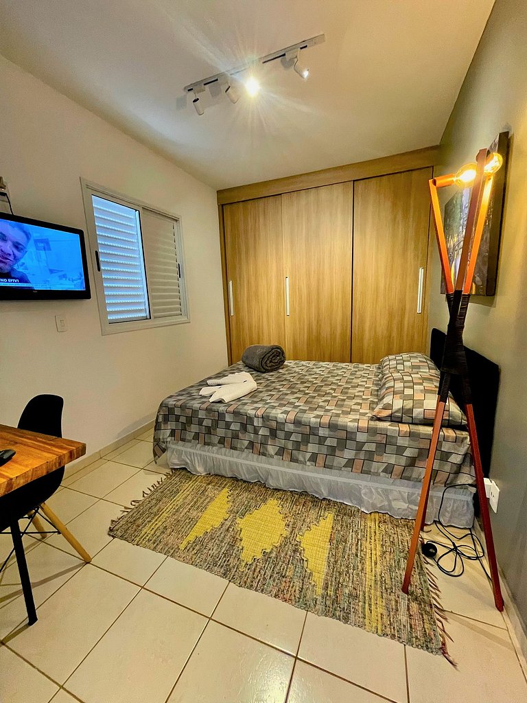 Apt con suite cerca de compras AC + WIFI +Tv SMART