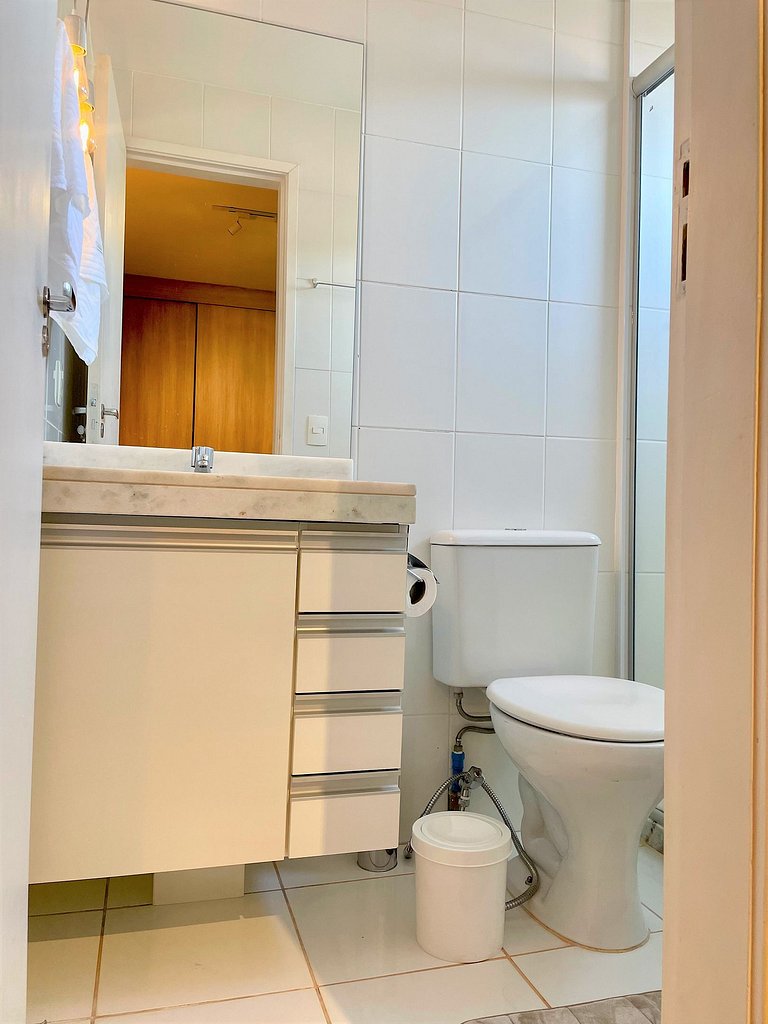 Apt con suite cerca de compras AC + WIFI +Tv SMART