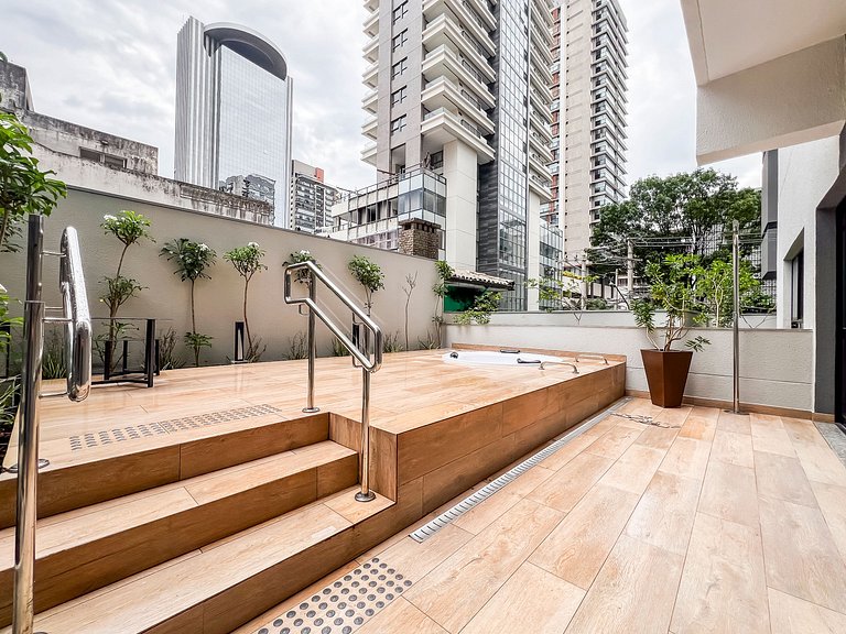 Charmoso studio com varanda na Fradique Coutinho