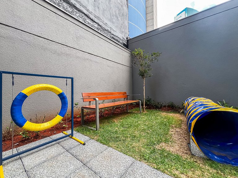 Belo studio com varanda no coração de Pinheiros