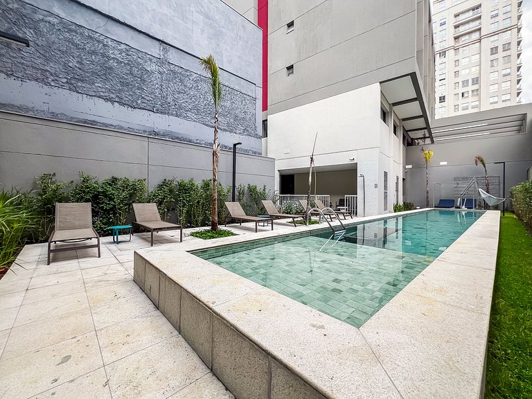 Belo studio com varanda no coração de Pinheiros