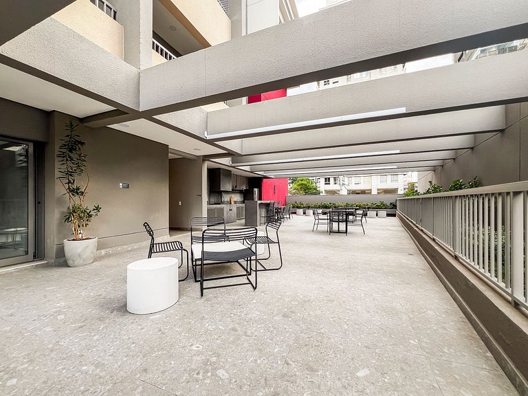 Belo studio com varanda no coração de Pinheiros