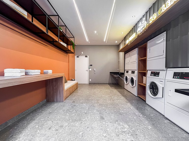 Belo studio com varanda no coração de Pinheiros