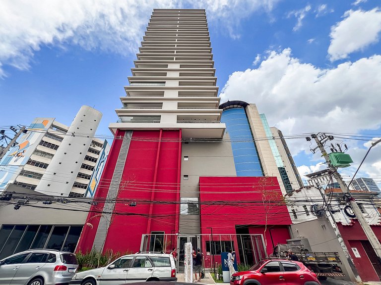 Belo studio com varanda no coração de Pinheiros