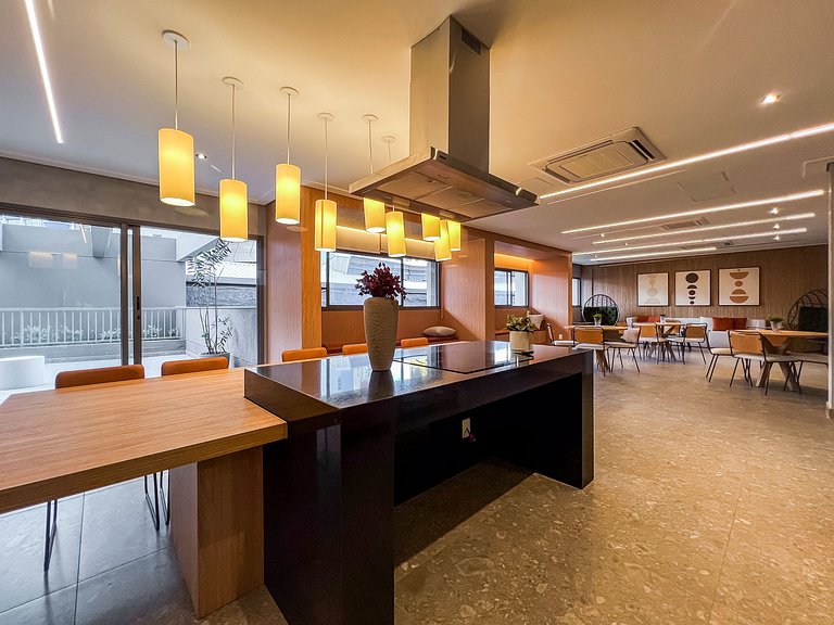 Belo studio com varanda no coração de Pinheiros