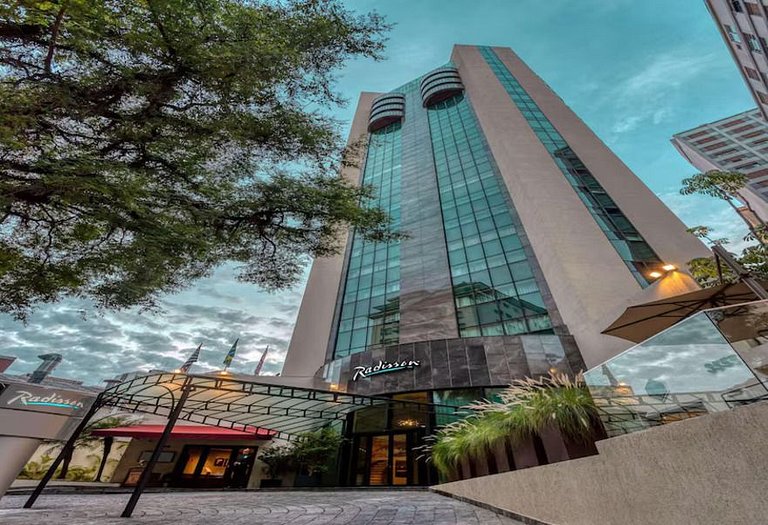 Localizado dentro de um hotel renomado