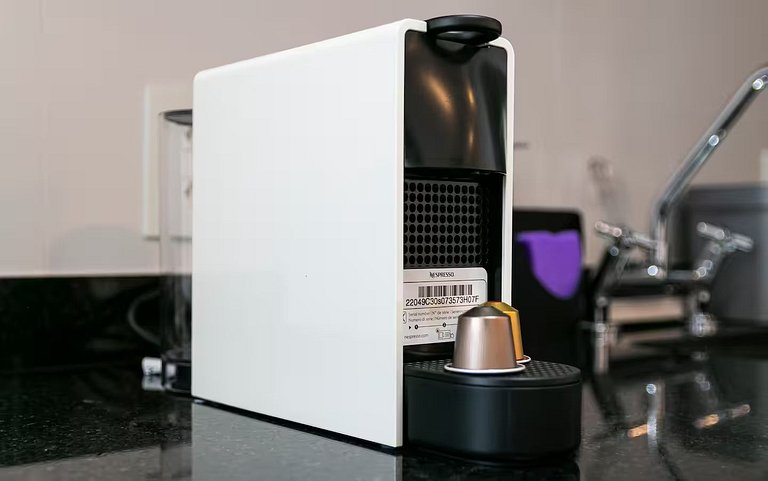 Apto novo, alto padrão, com suíte WIFI+AC+TV Smart