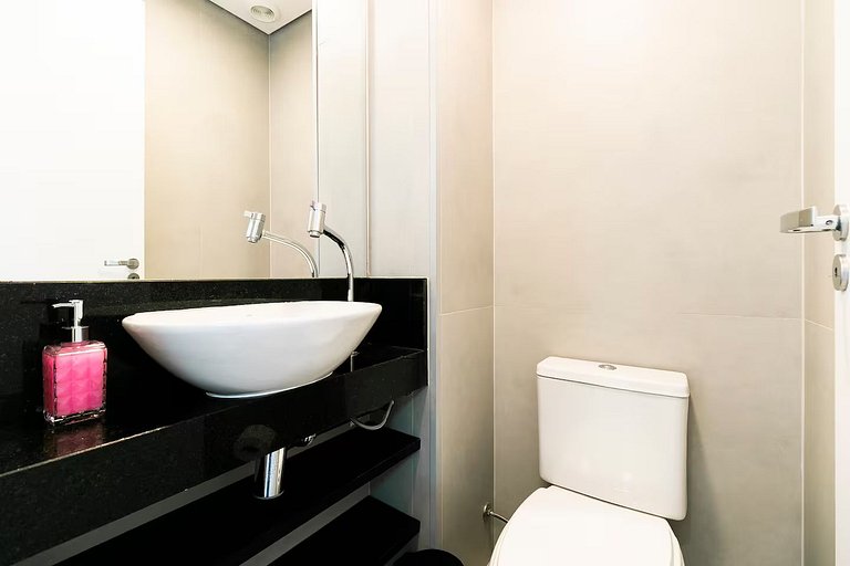 Apto novo, alto padrão, com suíte WIFI+AC+TV Smart