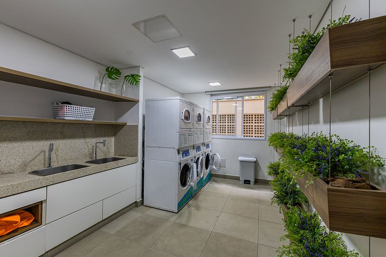 Studio com C/vaga e ampla varanda em Pinheiros