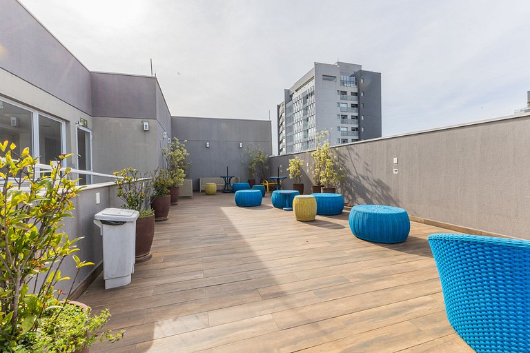 Studio com C/vaga e ampla varanda em Pinheiros