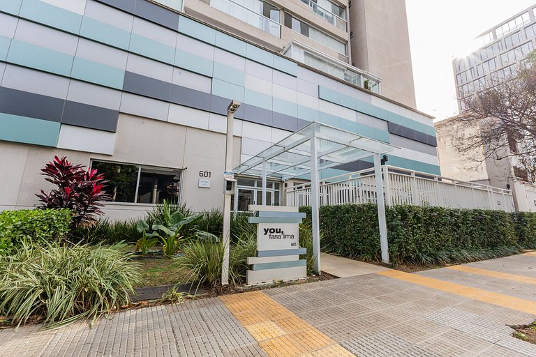 Studio com C/vaga e ampla varanda em Pinheiros