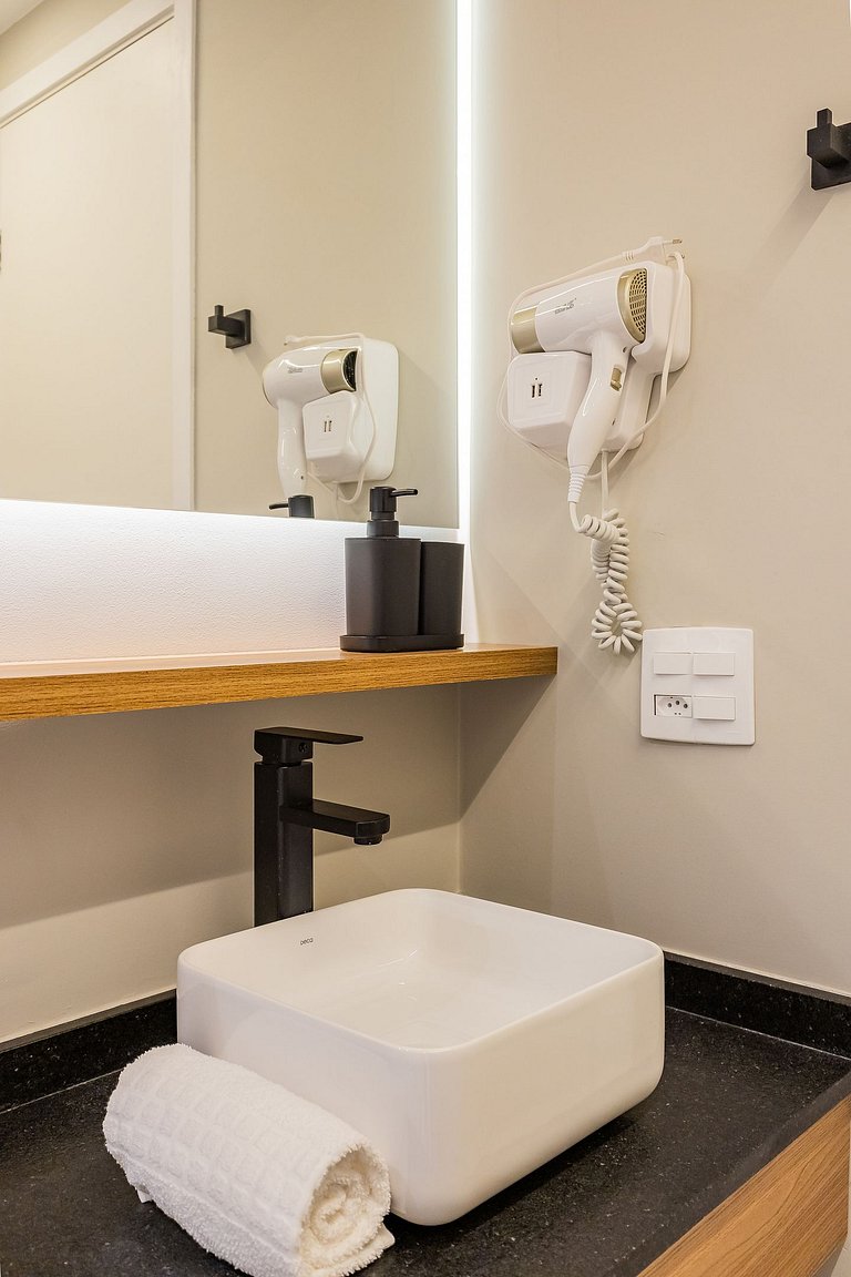 Studio moderno ao lado do metrô Fradique Coutinho