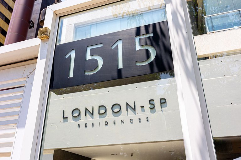 Apto C/2 quartos, vaga, varanda, sauna e piscina.