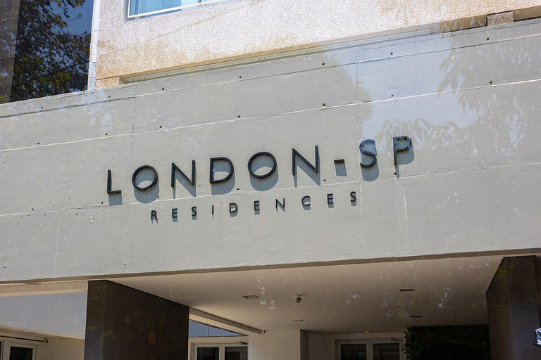 Apto C/2 quartos, vaga, varanda, sauna e piscina.