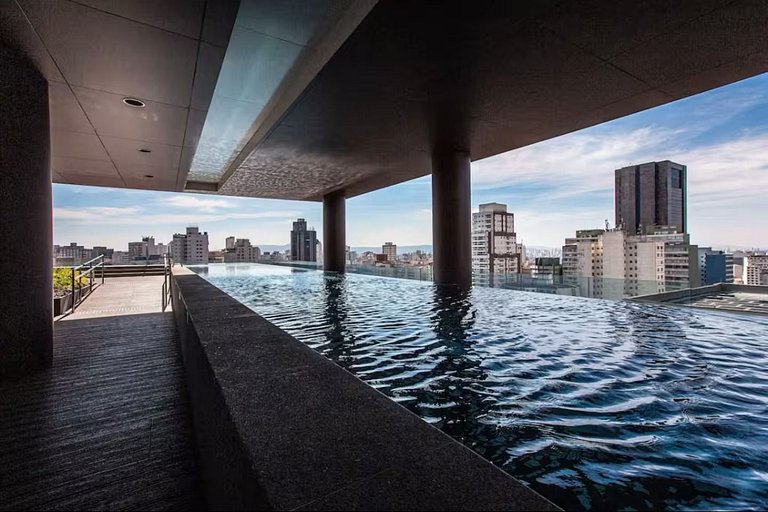 Apto C/2 quartos, vaga, varanda, sauna e piscina.