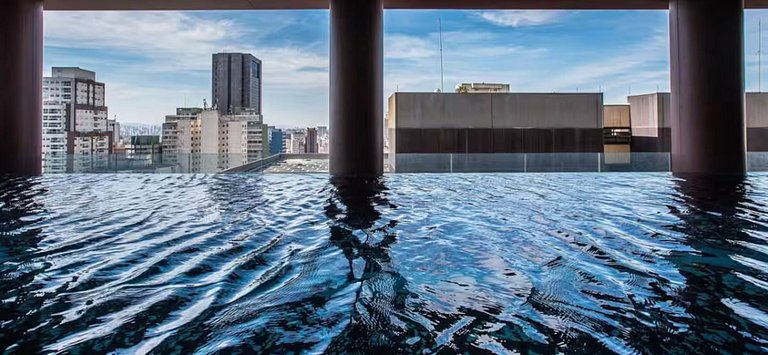 Apto C/2 quartos, vaga, varanda, sauna e piscina.