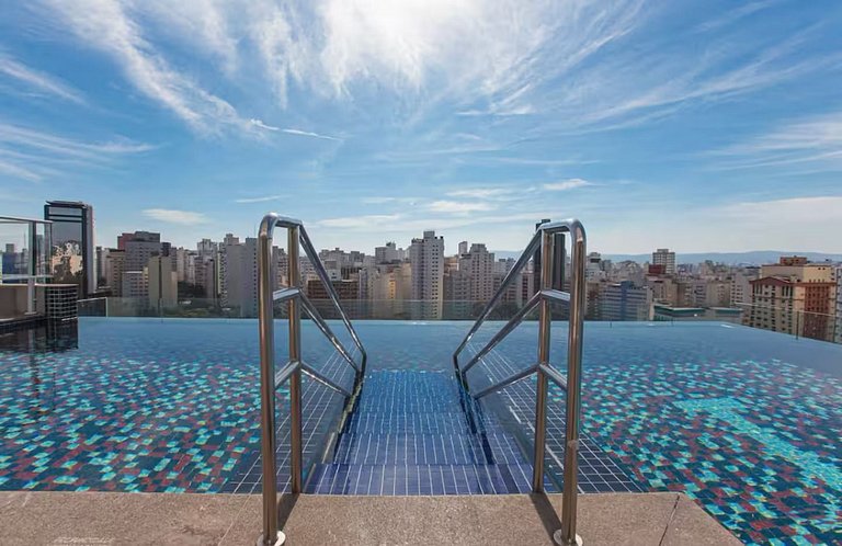 Apto C/2 quartos, vaga, varanda, sauna e piscina.