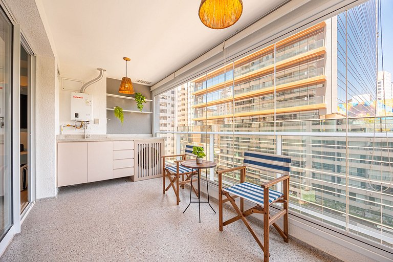 Apto C/2 quartos, vaga, varanda, sauna e piscina.