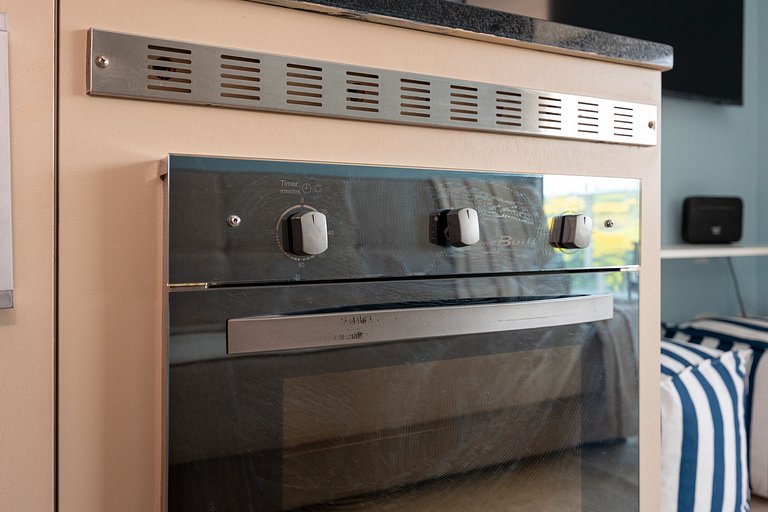 Apto C/2 quartos, vaga, varanda, sauna e piscina.