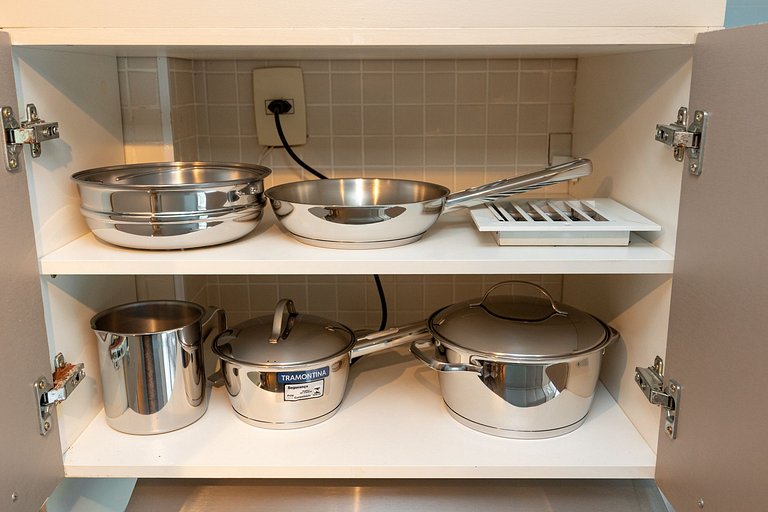 Apto C/2 quartos, vaga, varanda, sauna e piscina.