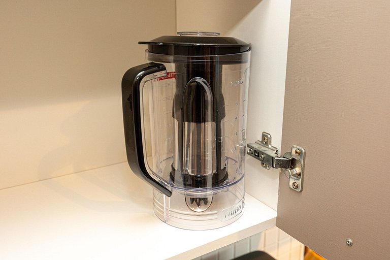 Apto C/2 quartos, vaga, varanda, sauna e piscina.