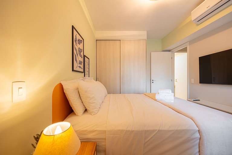 Apto C/2 quartos, vaga, varanda, sauna e piscina.