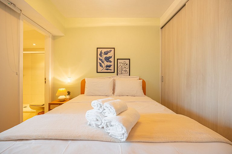 Apto C/2 quartos, vaga, varanda, sauna e piscina.