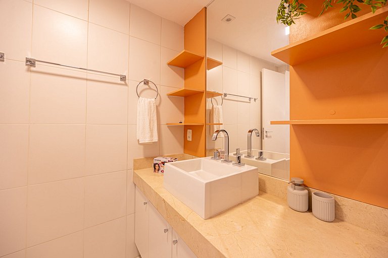 Apto C/2 quartos, vaga, varanda, sauna e piscina.