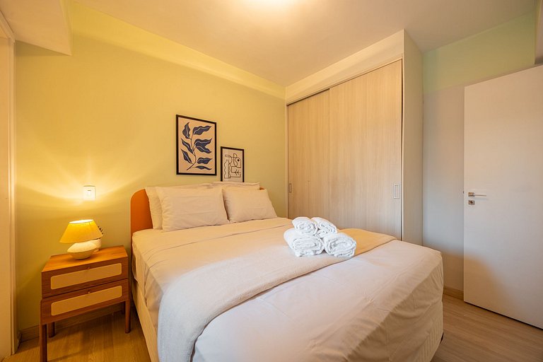 Apto C/2 quartos, vaga, varanda, sauna e piscina.