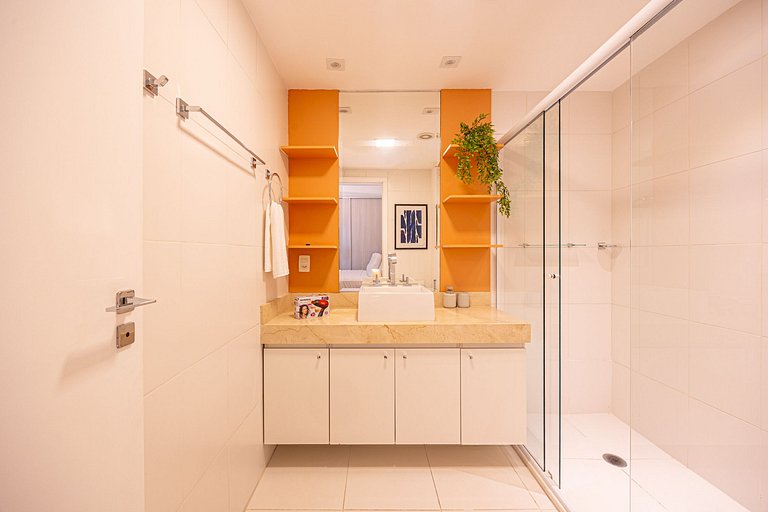 Apto C/2 quartos, vaga, varanda, sauna e piscina.