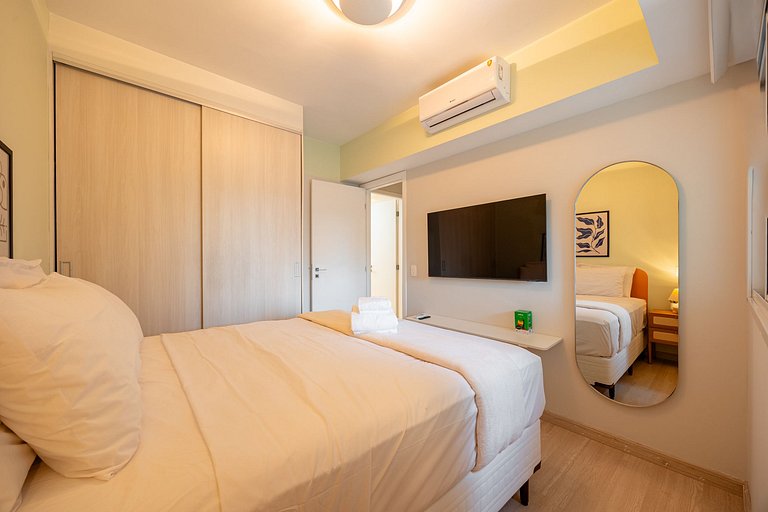 Apto C/2 quartos, vaga, varanda, sauna e piscina.