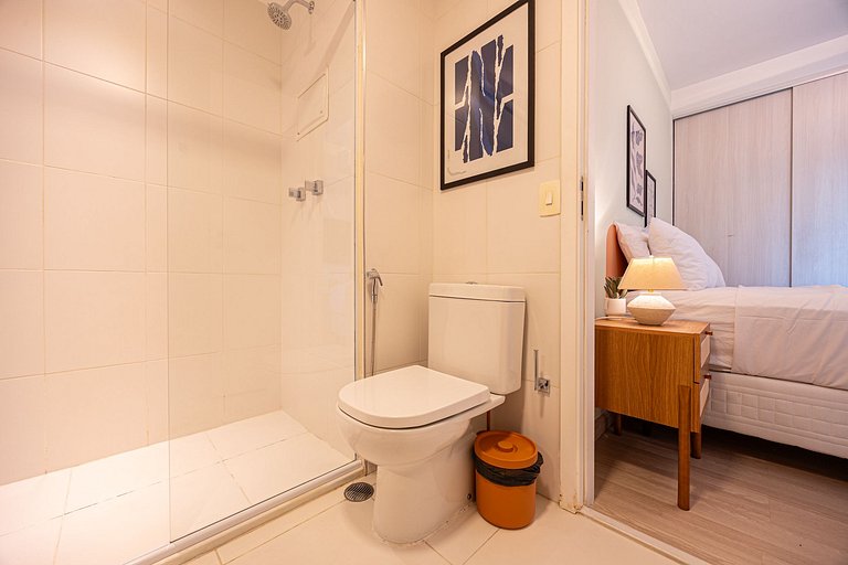 Apto C/2 quartos, vaga, varanda, sauna e piscina.