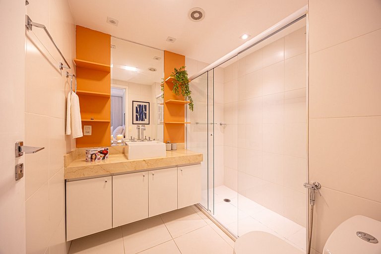 Apto C/2 quartos, vaga, varanda, sauna e piscina.