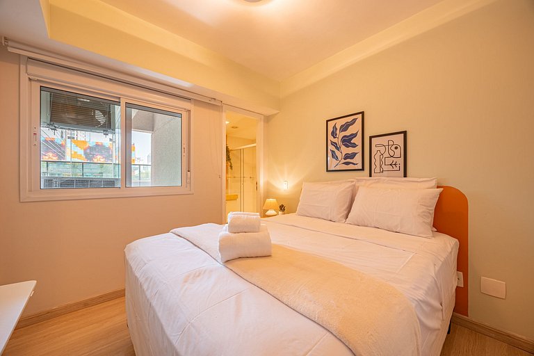 Apto C/2 quartos, vaga, varanda, sauna e piscina.