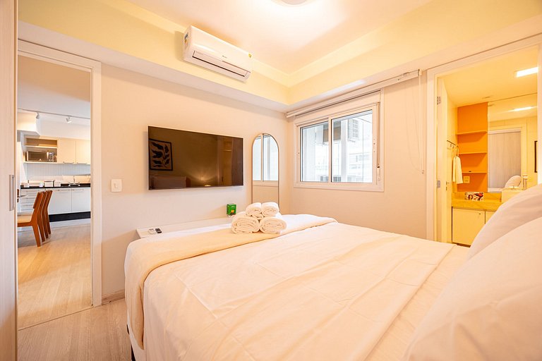 Apto C/2 quartos, vaga, varanda, sauna e piscina.