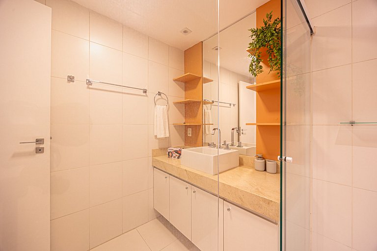 Apto C/2 quartos, vaga, varanda, sauna e piscina.