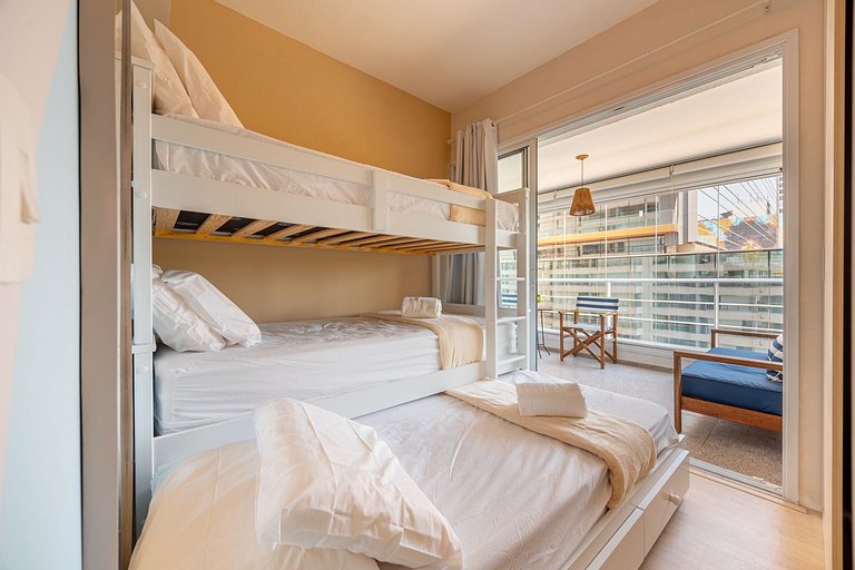 Apto C/2 quartos, vaga, varanda, sauna e piscina.