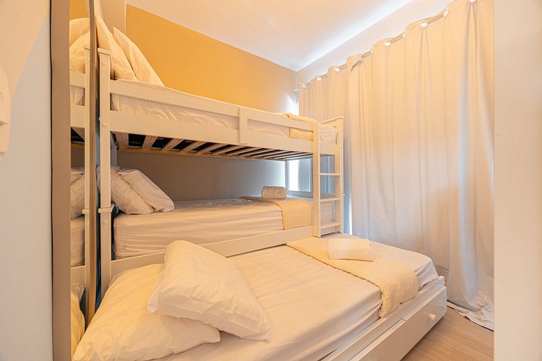 Apto C/2 quartos, vaga, varanda, sauna e piscina.