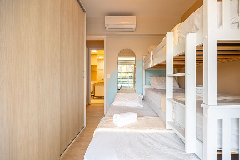 Apto C/2 quartos, vaga, varanda, sauna e piscina.