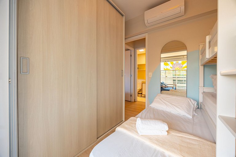 Apto C/2 quartos, vaga, varanda, sauna e piscina.