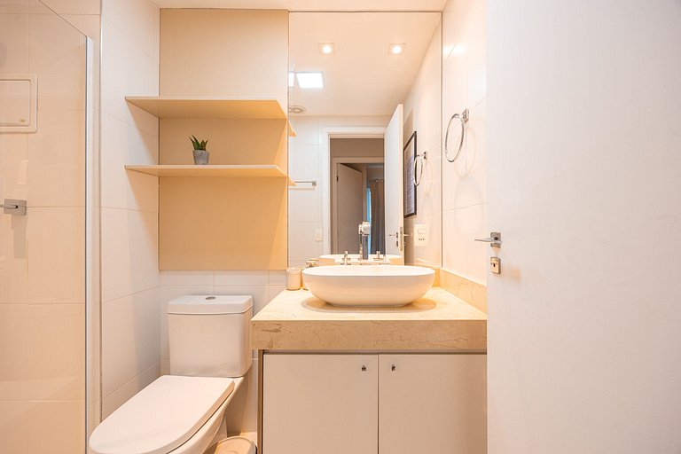 Apto C/2 quartos, vaga, varanda, sauna e piscina.