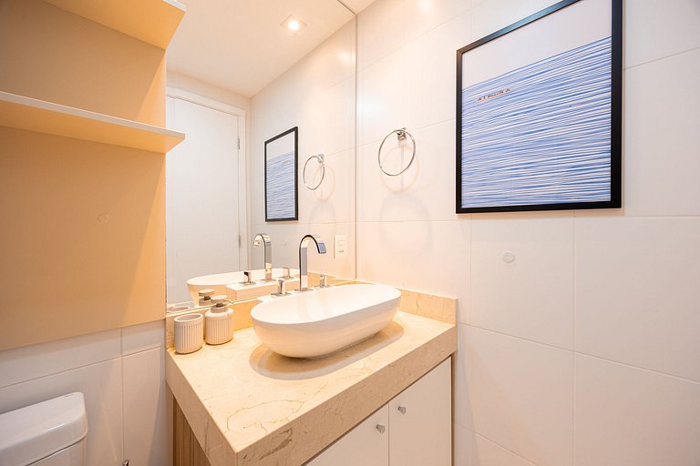 Apto C/2 quartos, vaga, varanda, sauna e piscina.