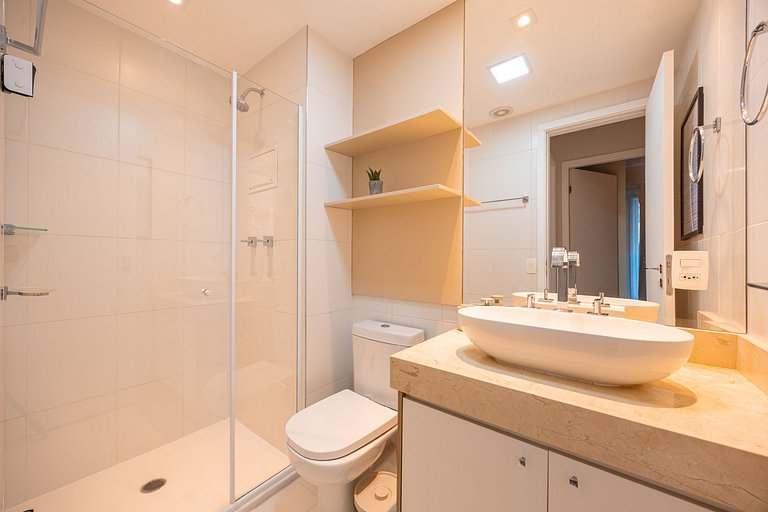 Apto C/2 quartos, vaga, varanda, sauna e piscina.