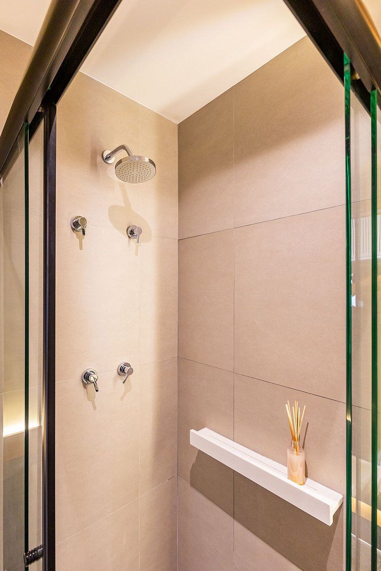 Studio em frente ao Metrô Paraíso